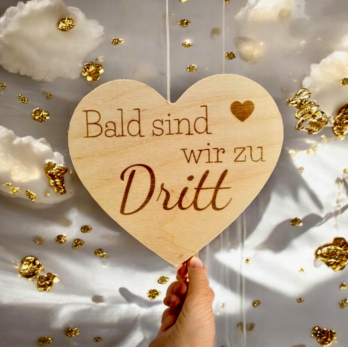 Herz aus Holz mit der aufschrift "Bald sind wir zu dritt" zum Scchwangerschaft mitteilen, DasGlueckswerk, Dekoration, Backdrops & Props, 