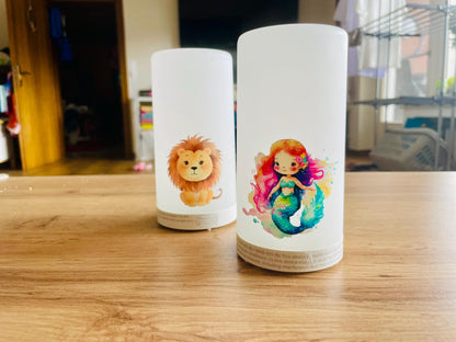 Zwei weiße LED-Nachttischlampen mit Meerjungfrau- und Löwen-Motiv