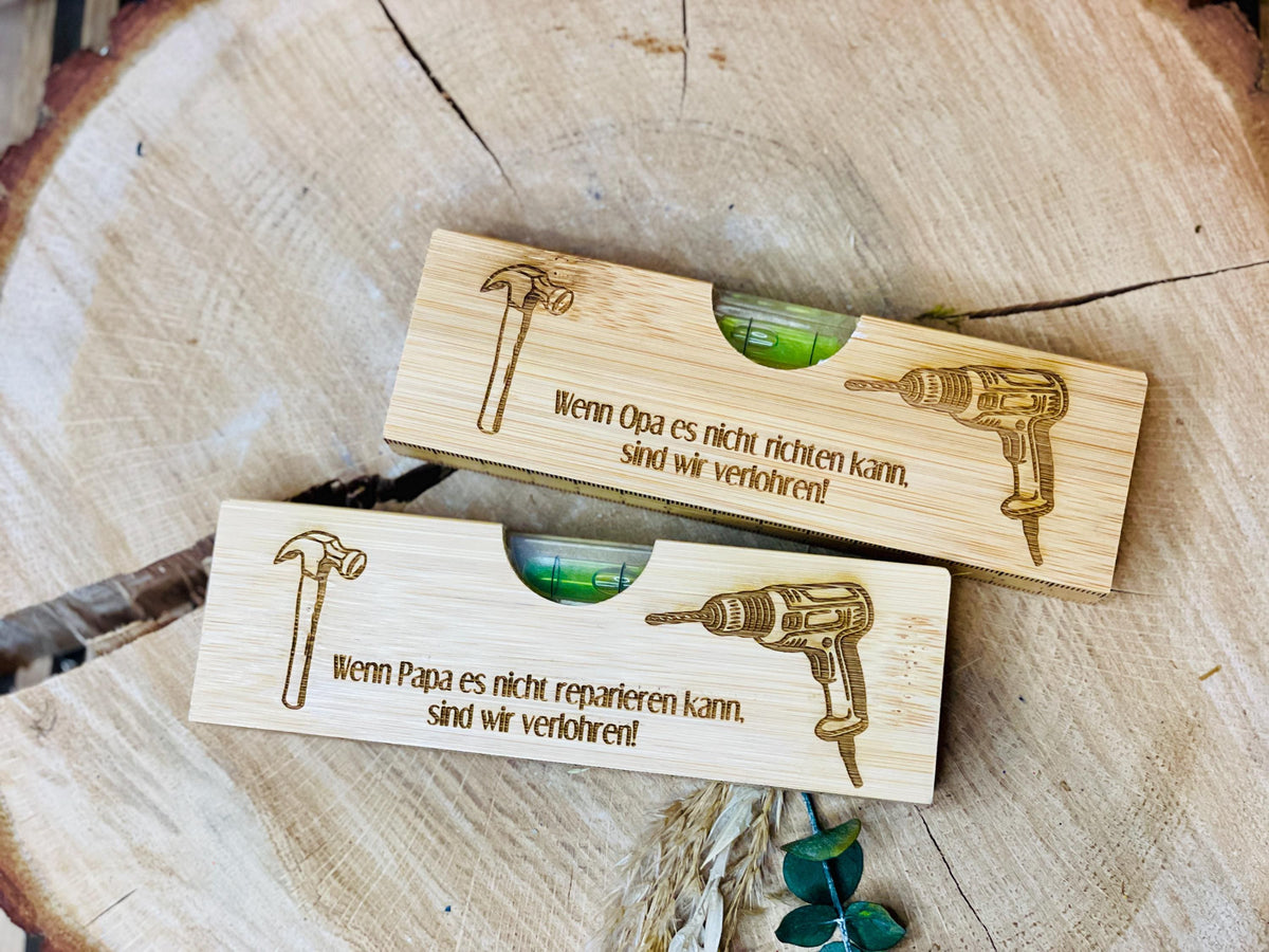 Multifunktionale Wasserwaage mit Gravur „Wenn Papa/Opa es nicht reparieren kann, sind wir verloren!“ – Praktisches Werkzeug mit Flaschenöffner, Zentimetermaß, Bohrersymbol und Hammersymbol