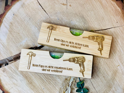 Multifunktionale Wasserwaage mit Gravur „Wenn Papa/Opa es nicht reparieren kann, sind wir verloren!“ – Praktisches Werkzeug mit Flaschenöffner, Zentimetermaß, Bohrersymbol und Hammersymbol