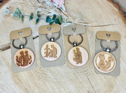 Runder Holz-Schlüsselanhänger mit Papa-Sohn/Tochter Gravur – Perfektes Vatertagsgeschenk für Papa