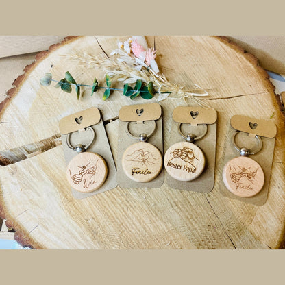 Runder Holz-Schlüsselanhänger mit „Bester Papa“ und Faustgruß Gravur – Das perfekte Vatertagsgeschenk für Papa Schlüsselanhänger Das Glückswerk