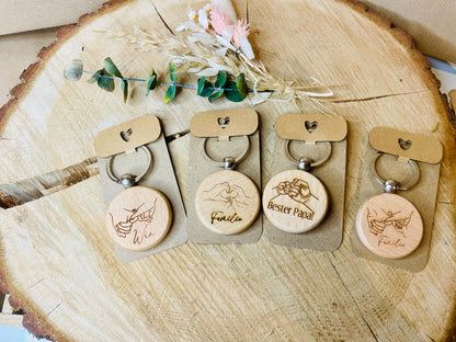 Vatertagsgeschenk für Papa
    Persönliches Geschenk mit Gravur
    Schlüsselanhänger aus Holz
    Geschenk für Papa, der coole Sprüche mag
    Erinnerung an die besondere Vater-Kind-Bindung

Keywords:
Schlüsselanhänger Holz, personalisierte Gravur, Bester Papa, Faustgruß, Vatertagsgeschenk, Holzschlüsselanhänger, Geschenk für Papa, Vater-Kind-Botschaft, personalisiertes Geschenk