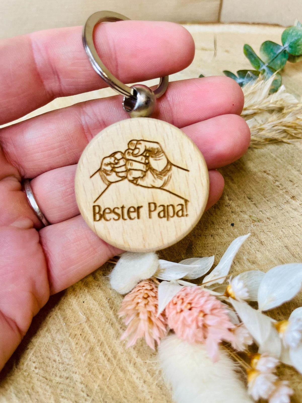 Runder Holz-Schlüsselanhänger mit „Bester Papa“ und Faustgruß Gravur – Das perfekte Vatertagsgeschenk für Papa, DasGlueckswerk, Schlüsselanhänger, Keychains, Holz, metall