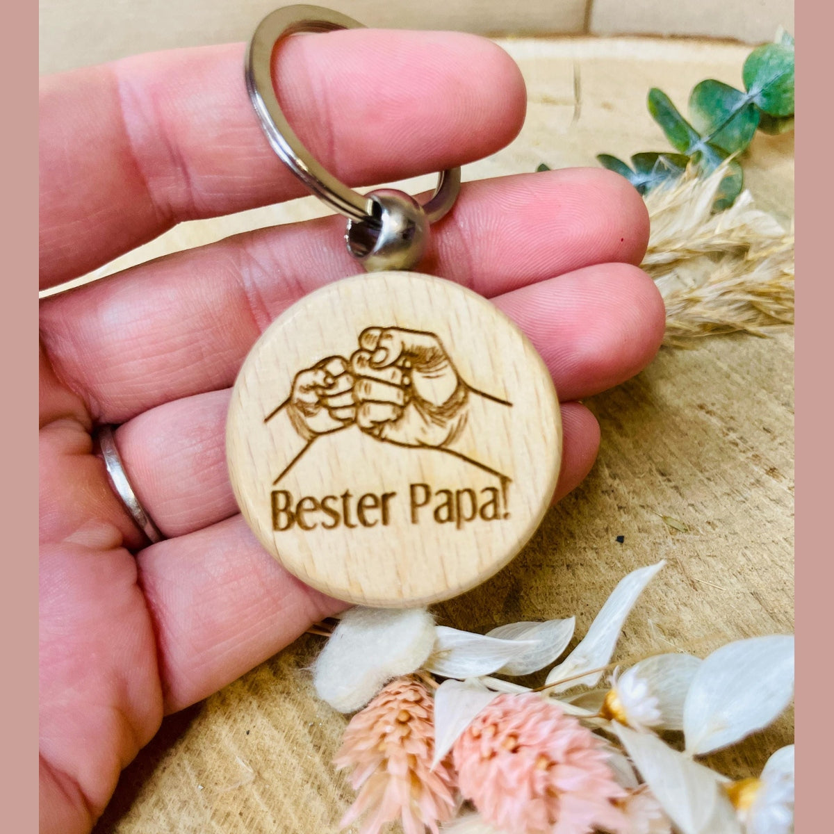 Runder Holz-Schlüsselanhänger mit „Bester Papa“ und Faustgruß Gravur – Das perfekte Vatertagsgeschenk für Papa Schlüsselanhänger Das Glückswerk