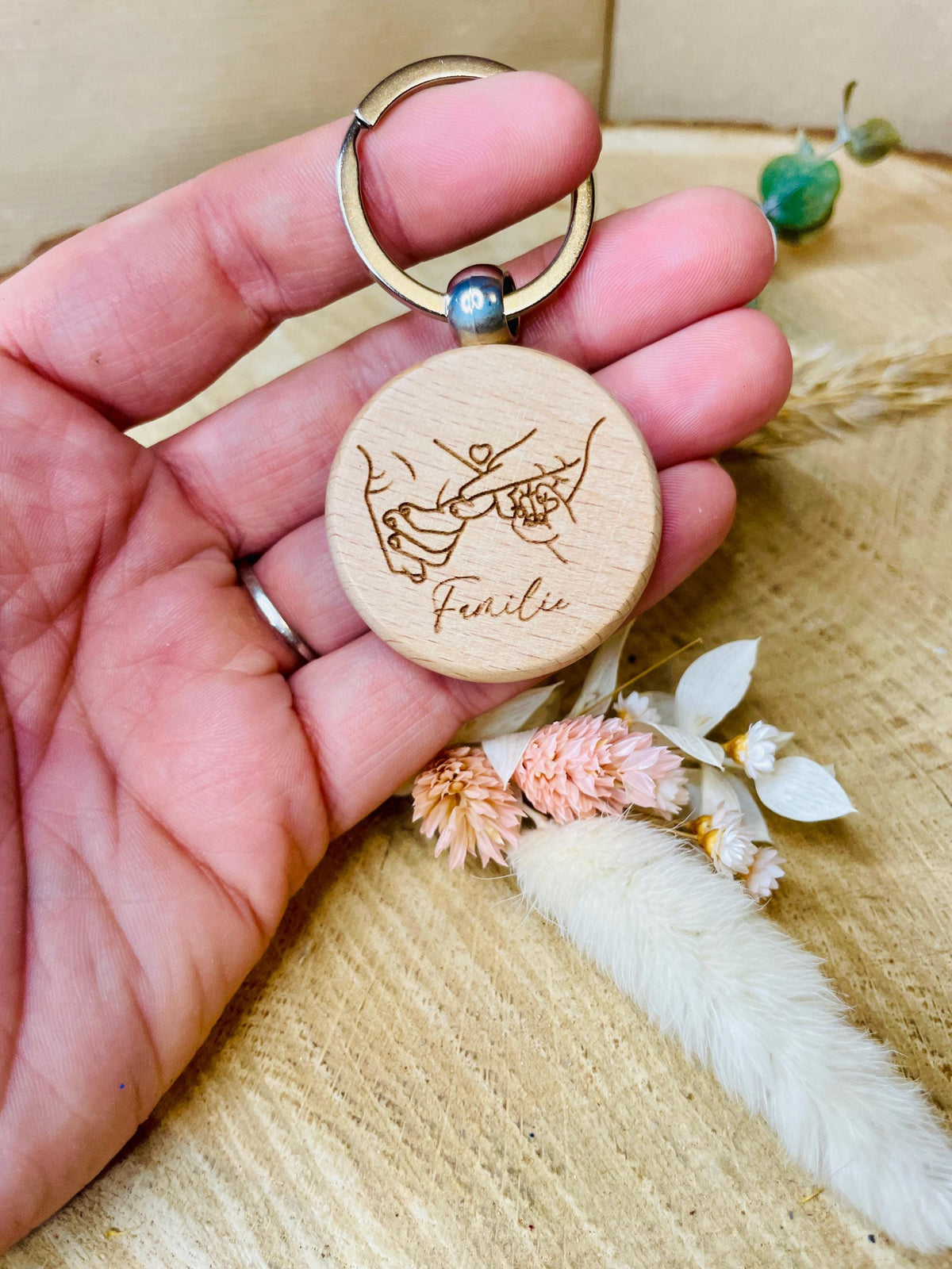 Schlüsselanhänger Holz Familiengravur, runde Form mit 2, 3 oder 4 Händen, Geschenk Familie Paar, DasGlueckswerk, Schlüsselanhänger, Keychains, Holz, metall