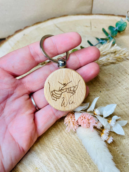Keywords:
Schlüsselanhänger Holz, personalisierte Gravur, Familie, Paar, Hände, Wir / Familie, Geschenk für Familie, personalisiertes Geschenk, Holzaccessoire, Freundschaftsgeschenk