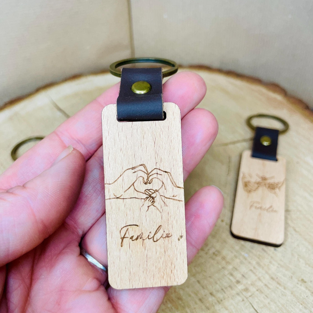 Eckiger Holz-Schlüsselanhänger mit Paar- und Familiengravur – Das perfekte Geschenk für Paare, Familien und Freunde Schlüsselanhänger Das Glückswerk