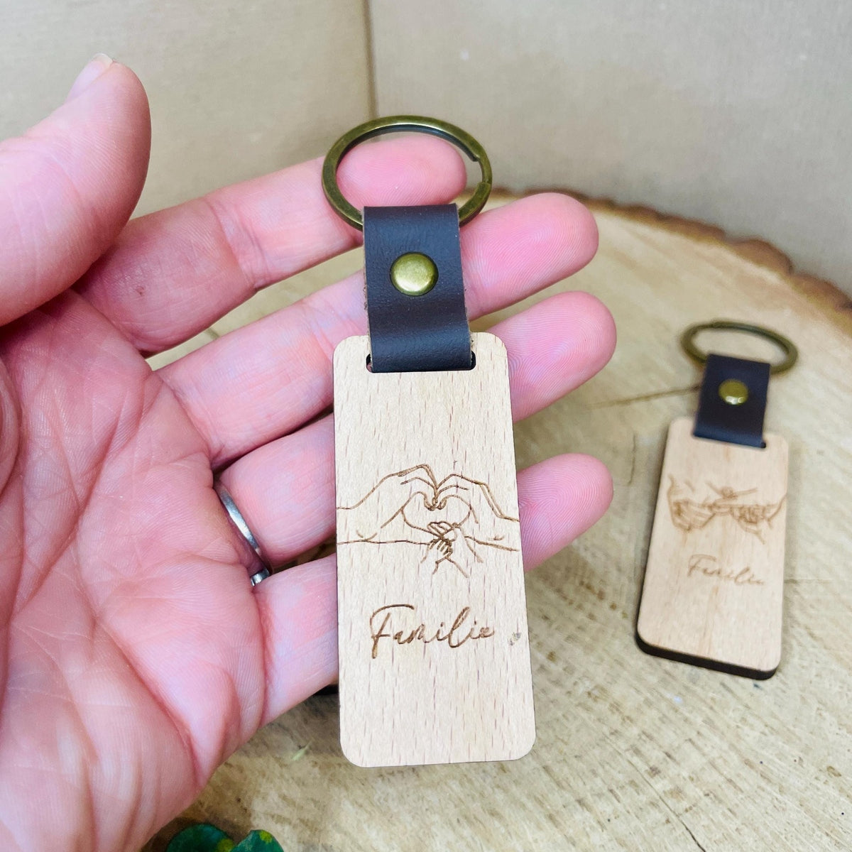 Eckiger Holz-Schlüsselanhänger mit Paar- und Familiengravur – Das perfekte Geschenk für Paare, Familien und Freunde Schlüsselanhänger Das Glückswerk