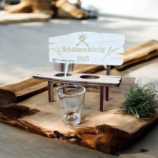 Holzbank mit 2 Schnapsgläsern und personalisierter Gravur – Schützenkönig 2025, Krone & Gewehr – Perfekte Geschenkidee für den Schützenkönig