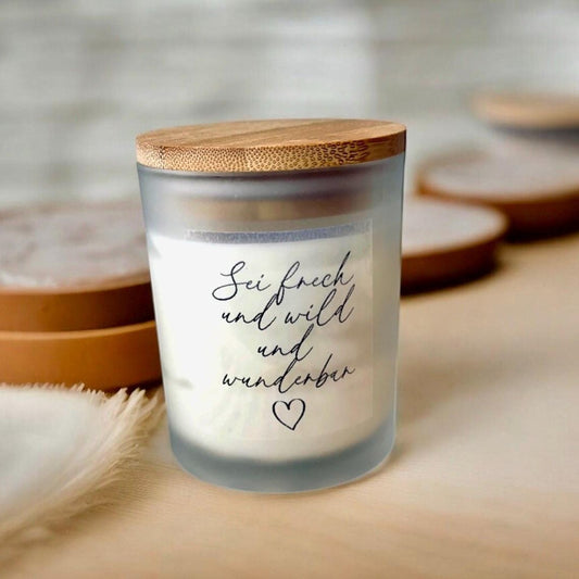 Handgemachte Sojawachs Kerze im Glas mit aholzdeckel und Aufschrift sei wild und frech und wunderbar Kerze Das Glückswerk