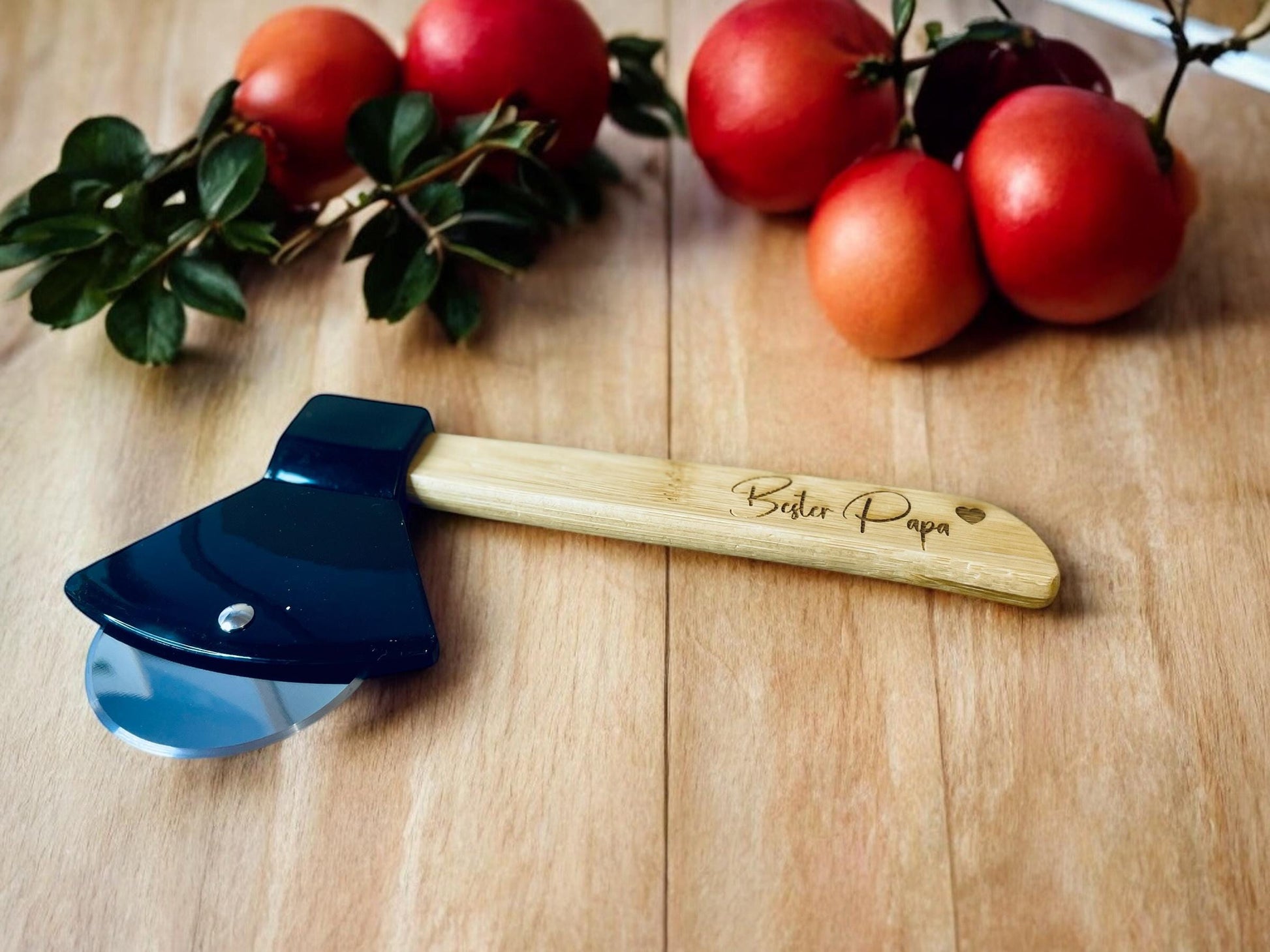 Pizzabeil Deko personalisiert mit Gravur, Pizzaschneider Axtform aus Edelstahl und Holz, Geschenk für Papa, DasGlueckswerk, Geburtstag, Cooking Utensils & Gadgets, holz, edelstahl, plastik