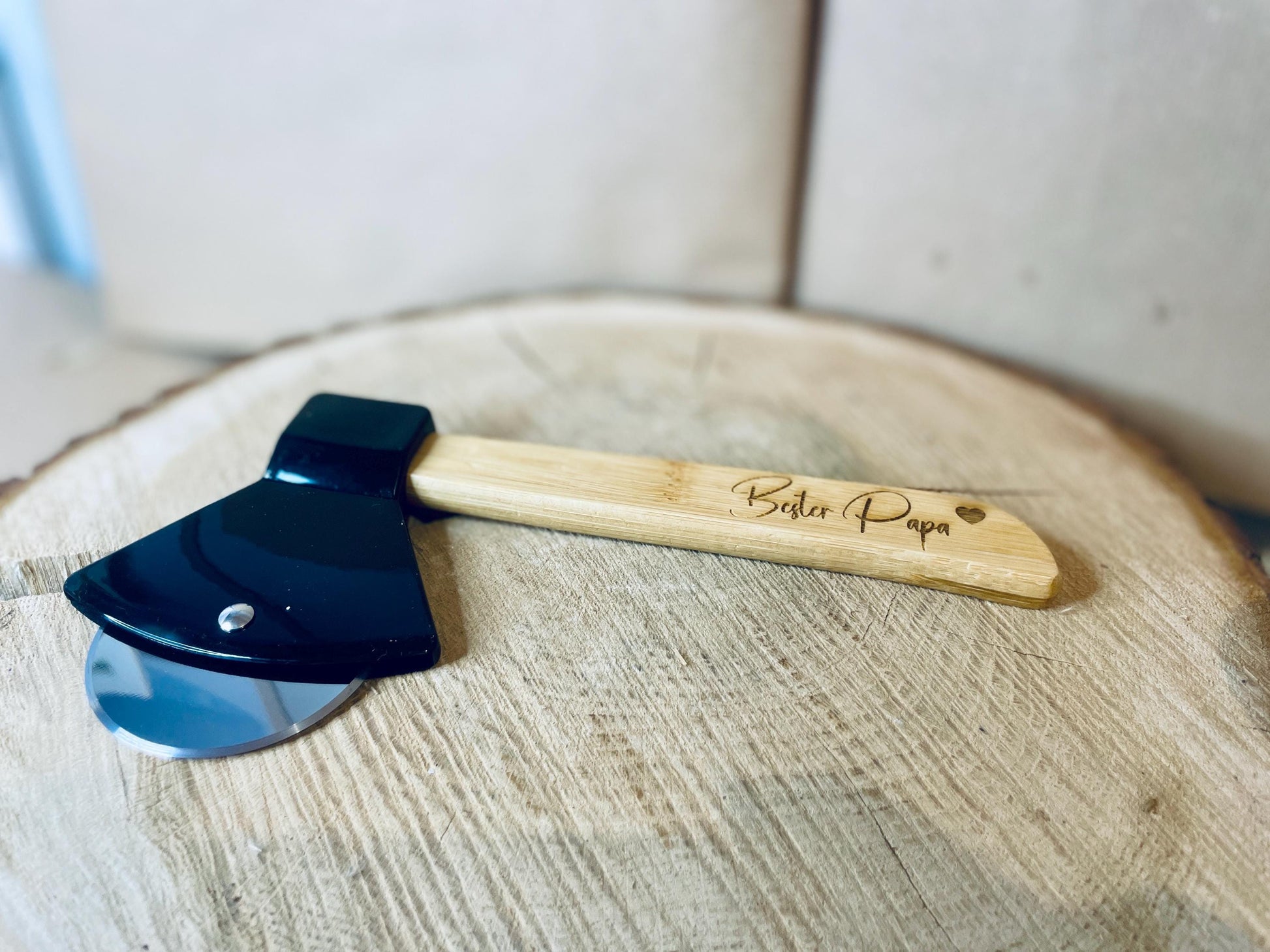 Pizzabeil Deko personalisiert mit Gravur, Pizzaschneider Axtform aus Edelstahl und Holz, Geschenk für Papa, DasGlueckswerk, Geburtstag, Cooking Utensils & Gadgets, holz, edelstahl, plastik