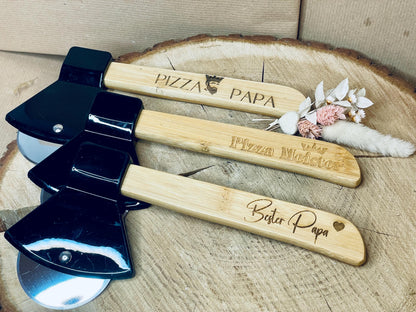 Pizzabeil Deko personalisiert mit Gravur, Pizzaschneider Axtform aus Edelstahl und Holz, Geschenk für Papa, DasGlueckswerk, Geburtstag, Cooking Utensils & Gadgets, holz, edelstahl, plastik