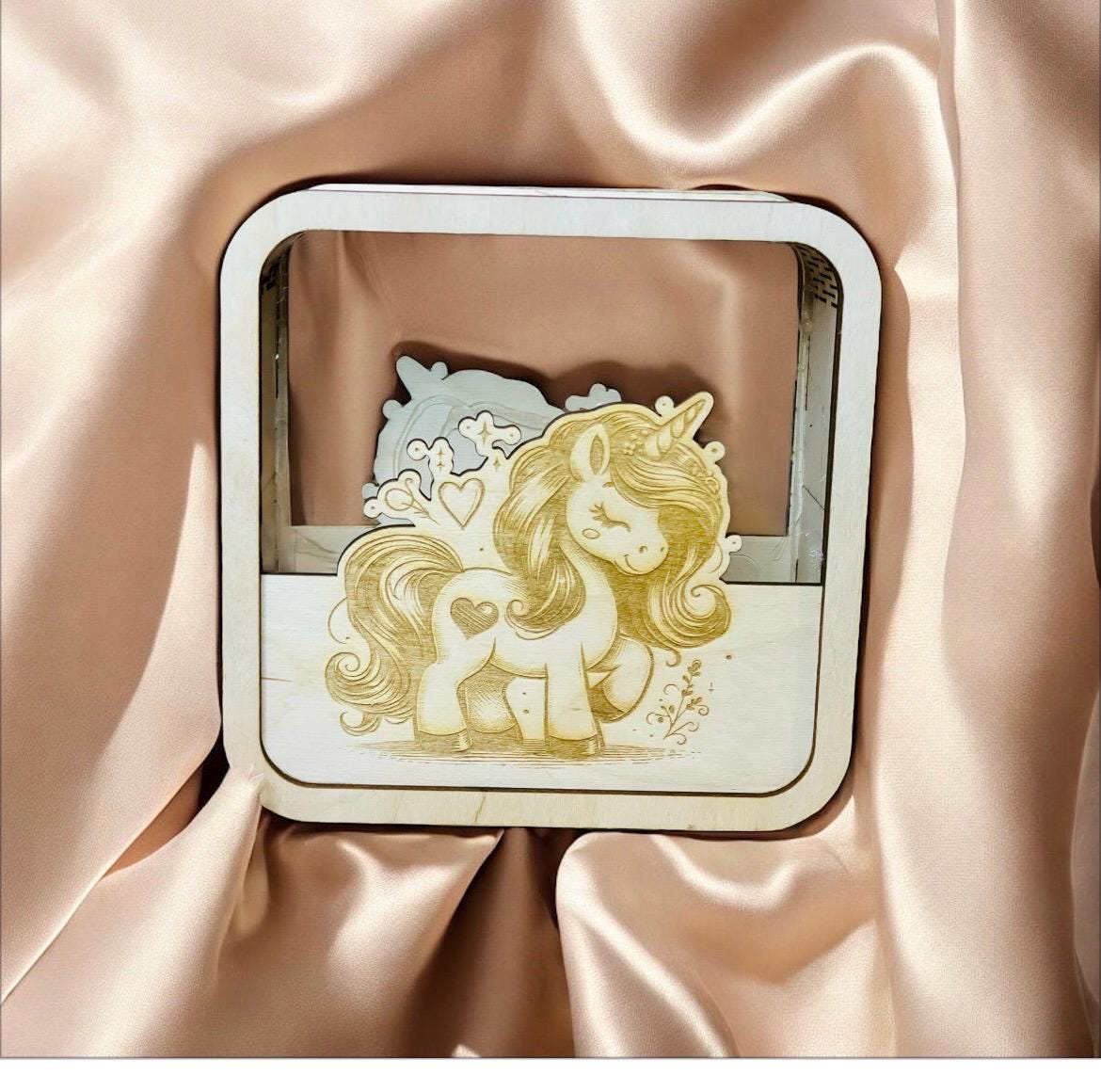 Personalisierte Holzspardose mit Einhorn-Motiv und Acrylglas-Deckel