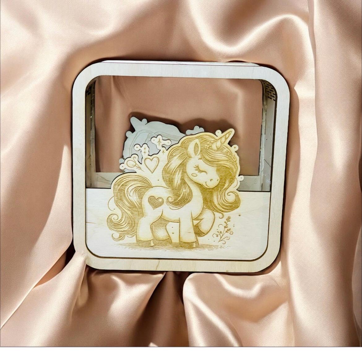Personalisierte Spardose aus Holz mit Acrylglas für Kinder – Einhorn, Trecker & mehr!