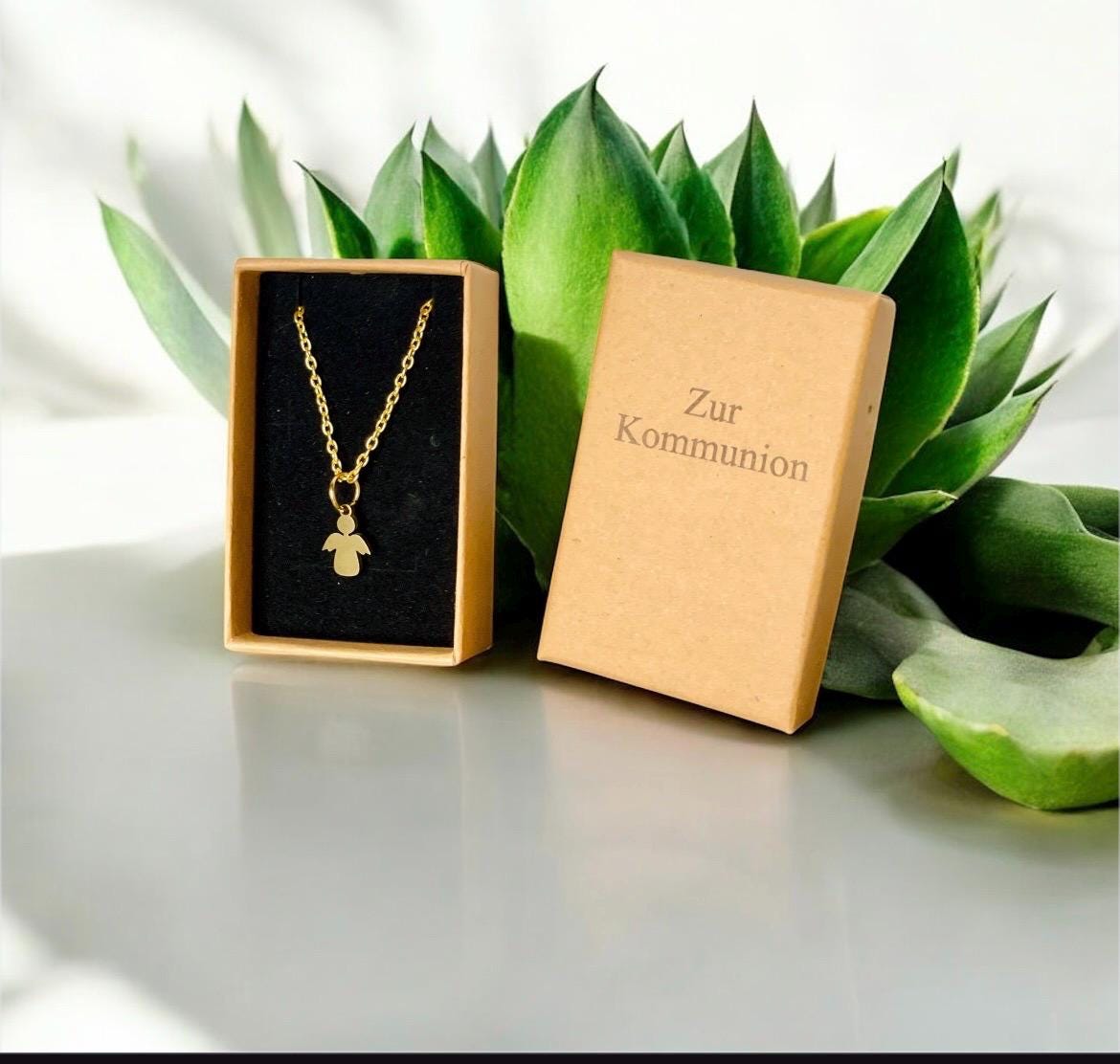 Halskette Engelsanhänger, graviertes Schmuckkästchen, Geschenk Taufe Geburtstag personalisiert, DasGlueckswerk, Personalisierte Geschenk, Charm Necklaces, 