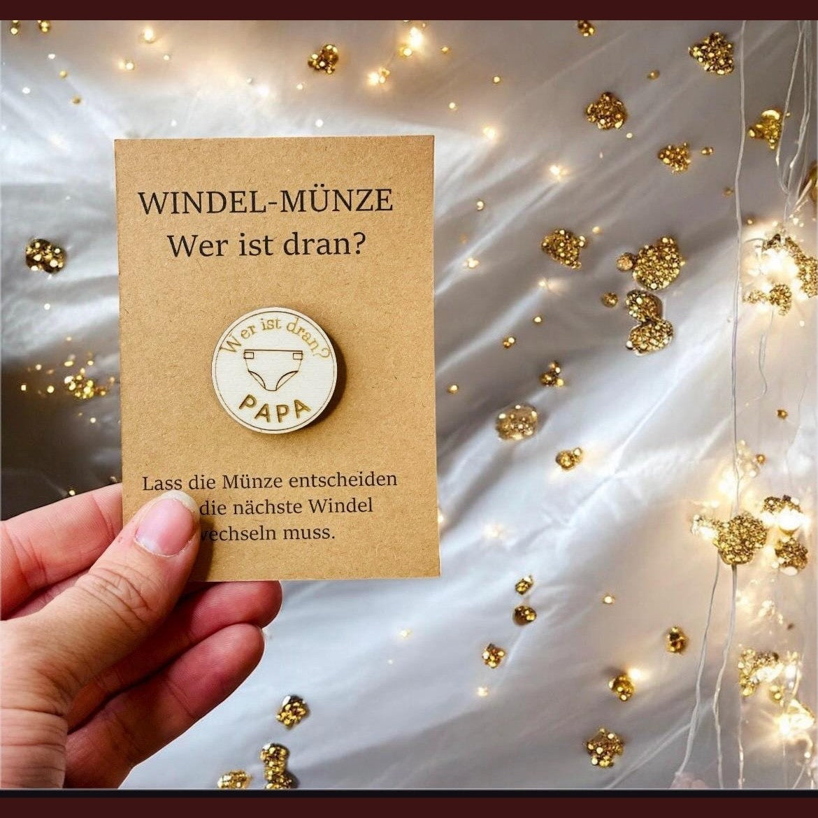 Windelmünze – Gravierte Holzmünze für frischgebackene Eltern Geschenk Geburt Das Glückswerk Münze auf Karte