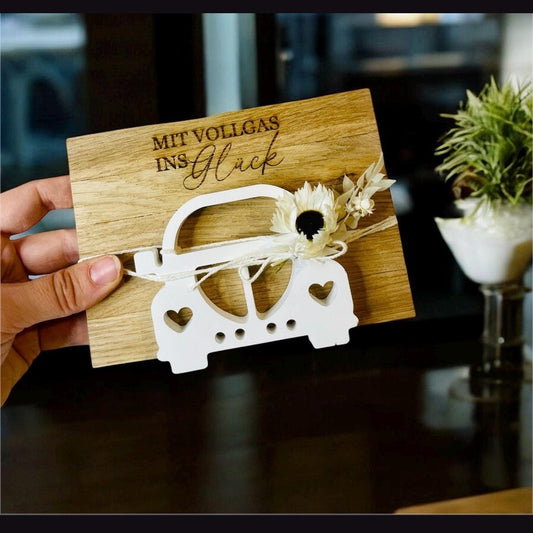 Geschenkkarte Auto aus Holz, weißer Gießmasse und Reagenzglas Röhrchen als Geldgeschenk Geschenkkarte Das Glückswerk