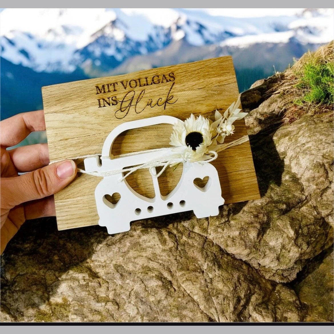 Geschenkkarte Auto aus Holz, weißer Gießmasse und Reagenzglas Röhrchen als Geldgeschenk Geschenkkarte Das Glückswerk