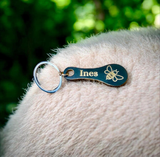 Personalisierter Einkaufswagenlöser als  Schlüsselanhänger  aus schwarz eloxiertem Metall mit Wunschgravur