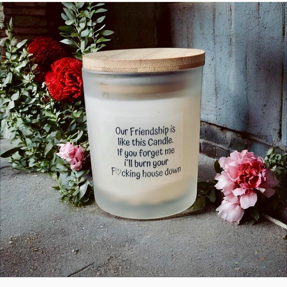 Handgemachte Sojawachs Kerze im Glas mit Holzdeckel und Aufschrift friendship is like this candle Kerze Das Glückswerk