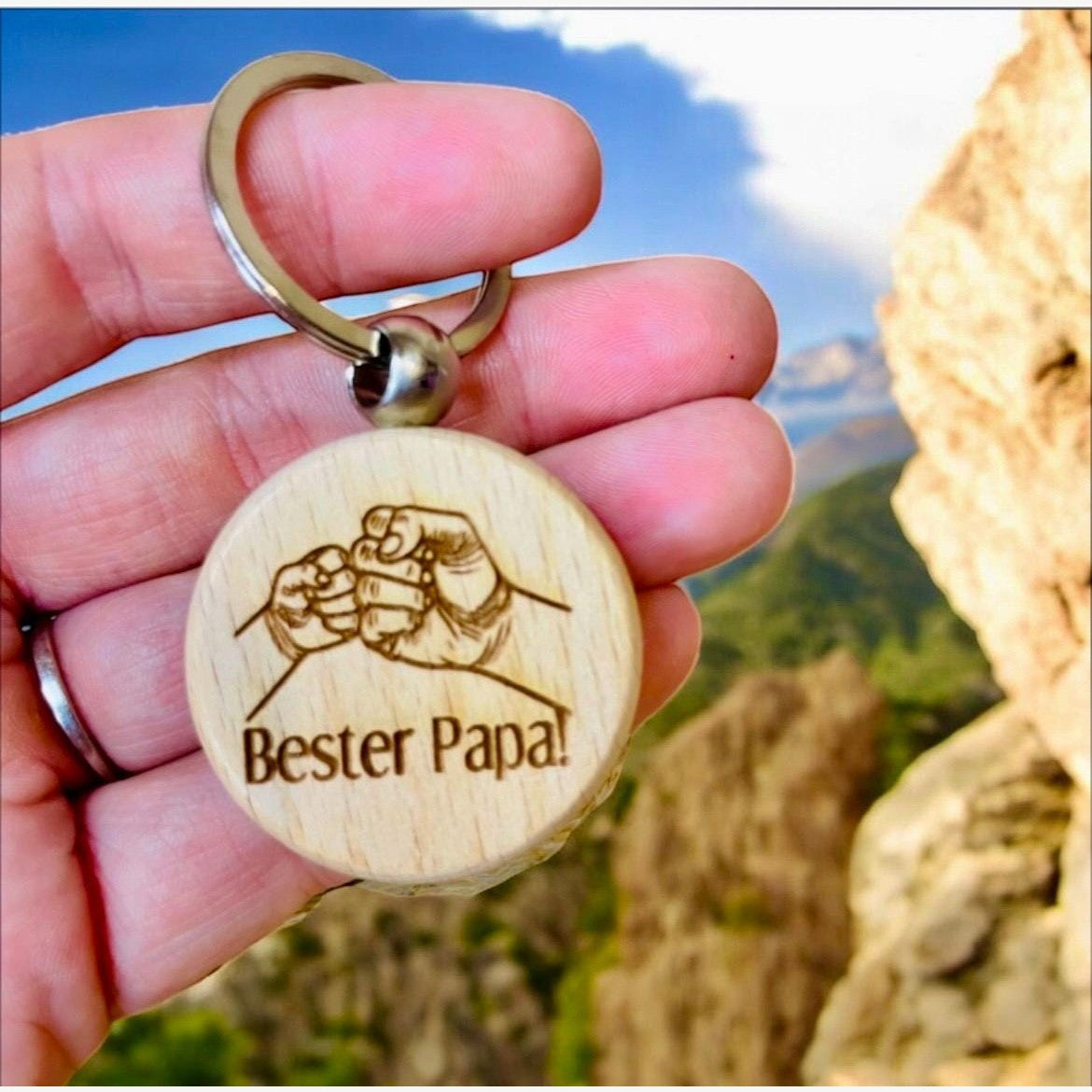 Runder Holz-Schlüsselanhänger mit „Bester Papa“ und Faustgruß Gravur – Das perfekte Vatertagsgeschenk für Papa Schlüsselanhänger Das Glückswerk