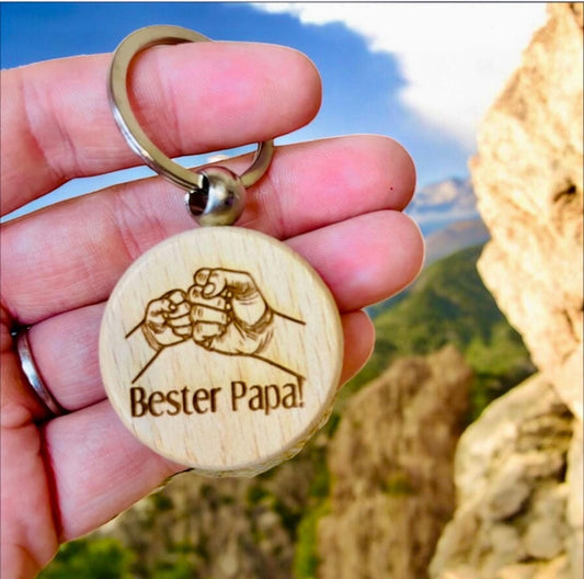Runder Holz-Schlüsselanhänger mit „Bester Papa“ und Faustgruß Gravur – Das perfekte Vatertagsgeschenk für Papa