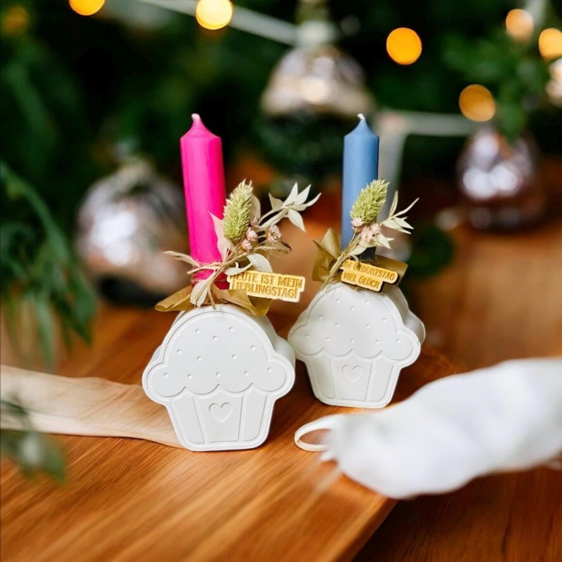 weißes Kuchenstück/ Muffin aus raysin mit bunter Kerze und Trockenblumen zum Geburtstag Kerze Das Glückswerk