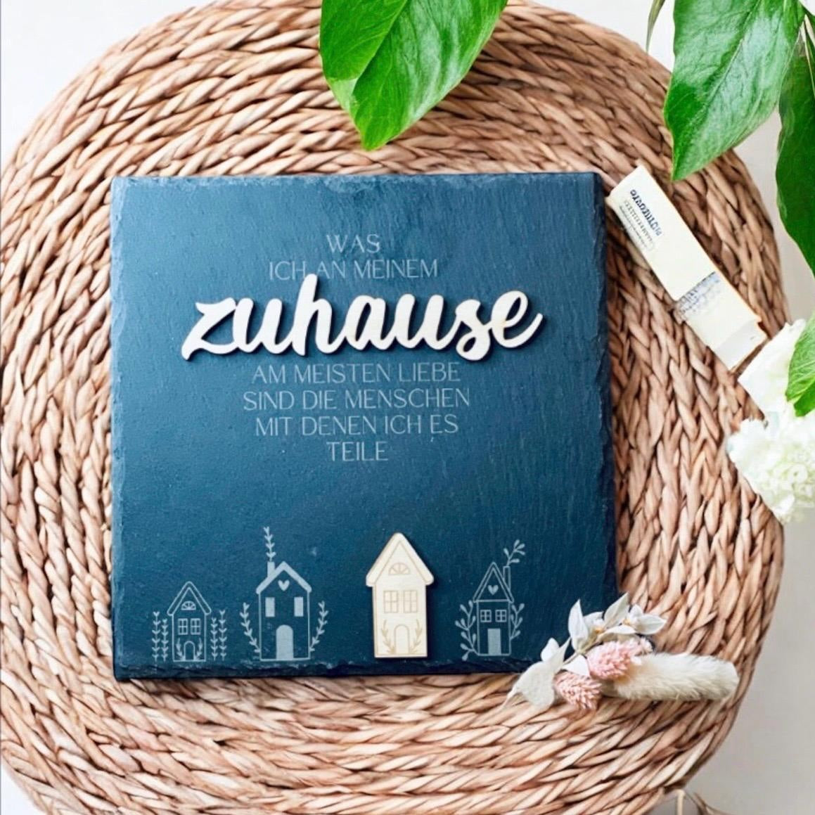 Schiefertafel "Zuhause mit den Menschen, die ich liebe" – Eine liebevolle Tafel aus Schiefer und Holz Schild Das Glückswerk