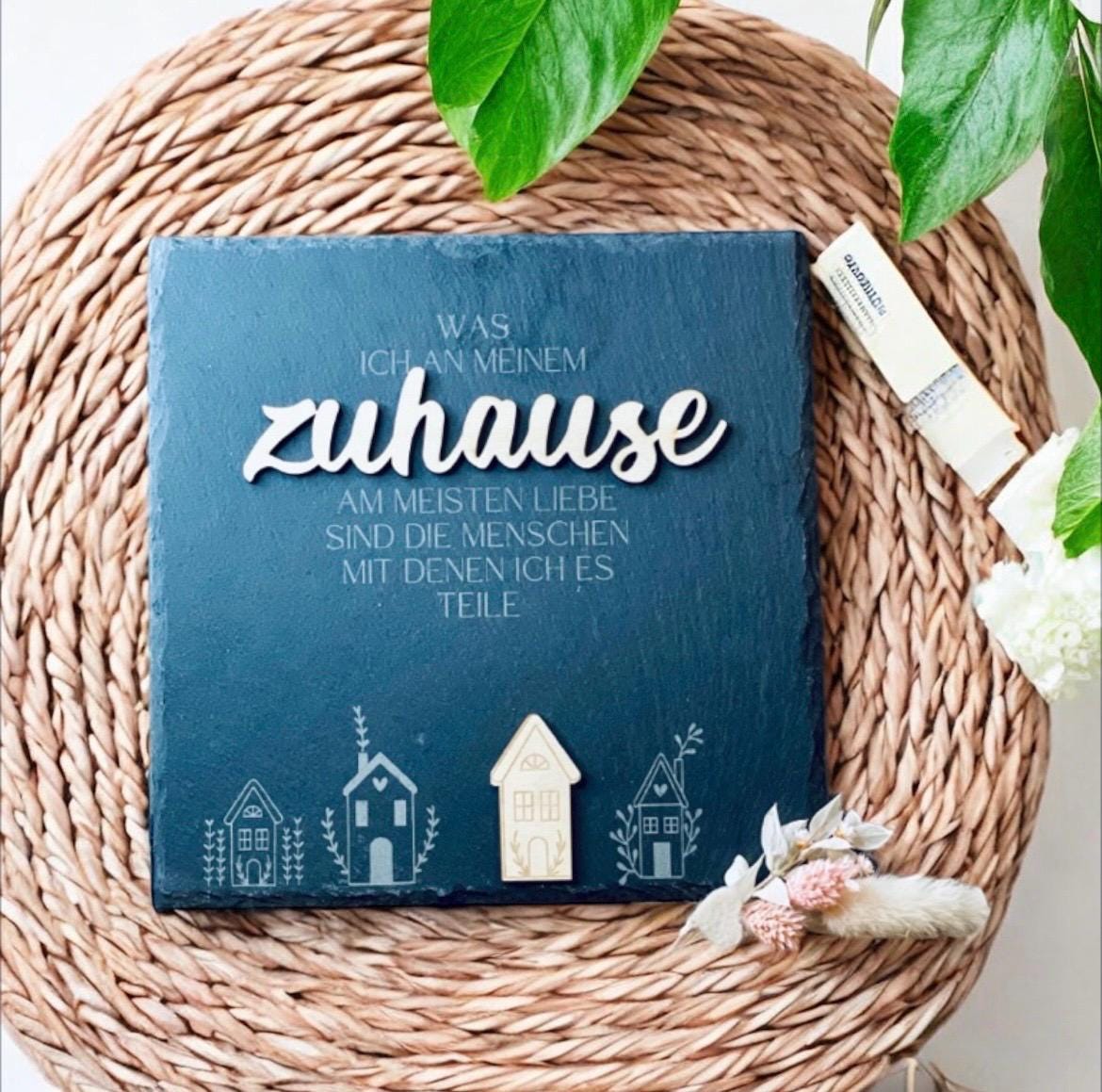 Schiefertafel Zuhause in geflochtenem Korb mit grünen Blättern