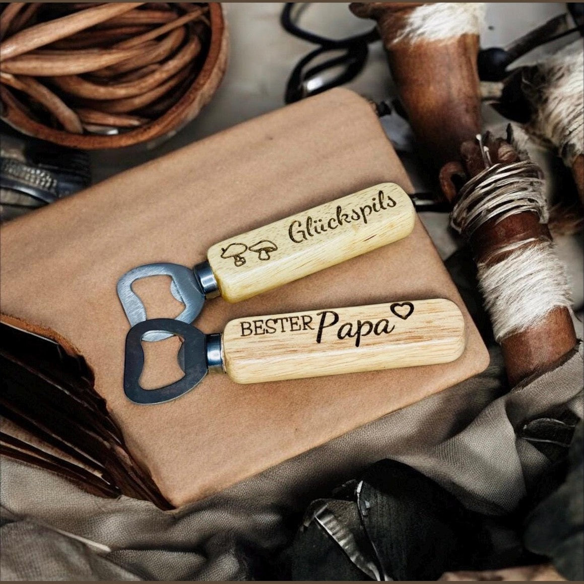 Flaschenöffner aus Holz und Metall mit Gravur - div. Varianten und Individualisierung Flaschenöffner Das Glückswerk