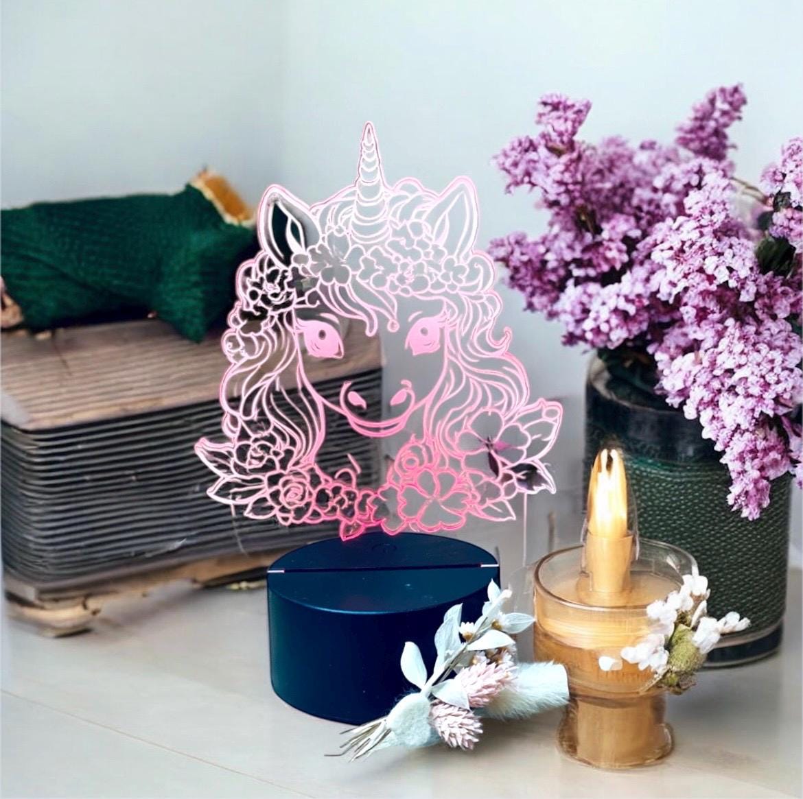 LED-Lampe Einhorn aus Holz, personalisiert mit Wunschname – Nahaufnahme