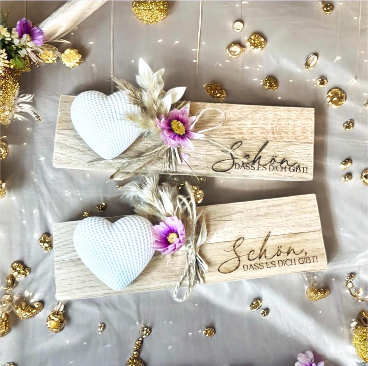 Geschenk set Brettchen mit Gravur „schön dass es dich gibt“ , weißem gemustertem Herz und bunten Trockenblumen Mitbringsel Glückswerk