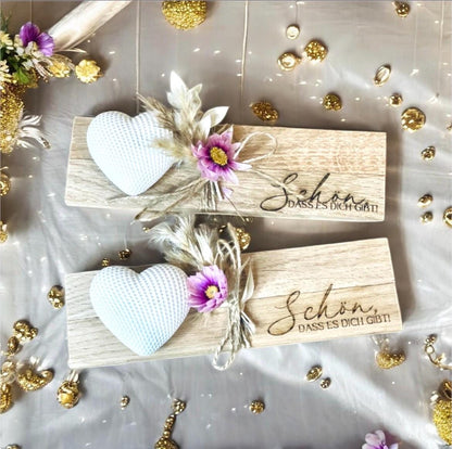 Geschenk set Brettchen mit Gravur „schön dass es dich gibt“ , weißem gemustertem Herz und bunten Trockenblumen Mitbringsel Glückswerk