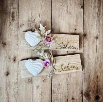 Geschenk set Brettchen mit Gravur „schön dass es dich gibt“ , weißem gemustertem Herz und bunten Trockenblumen Mitbringsel Glückswerk