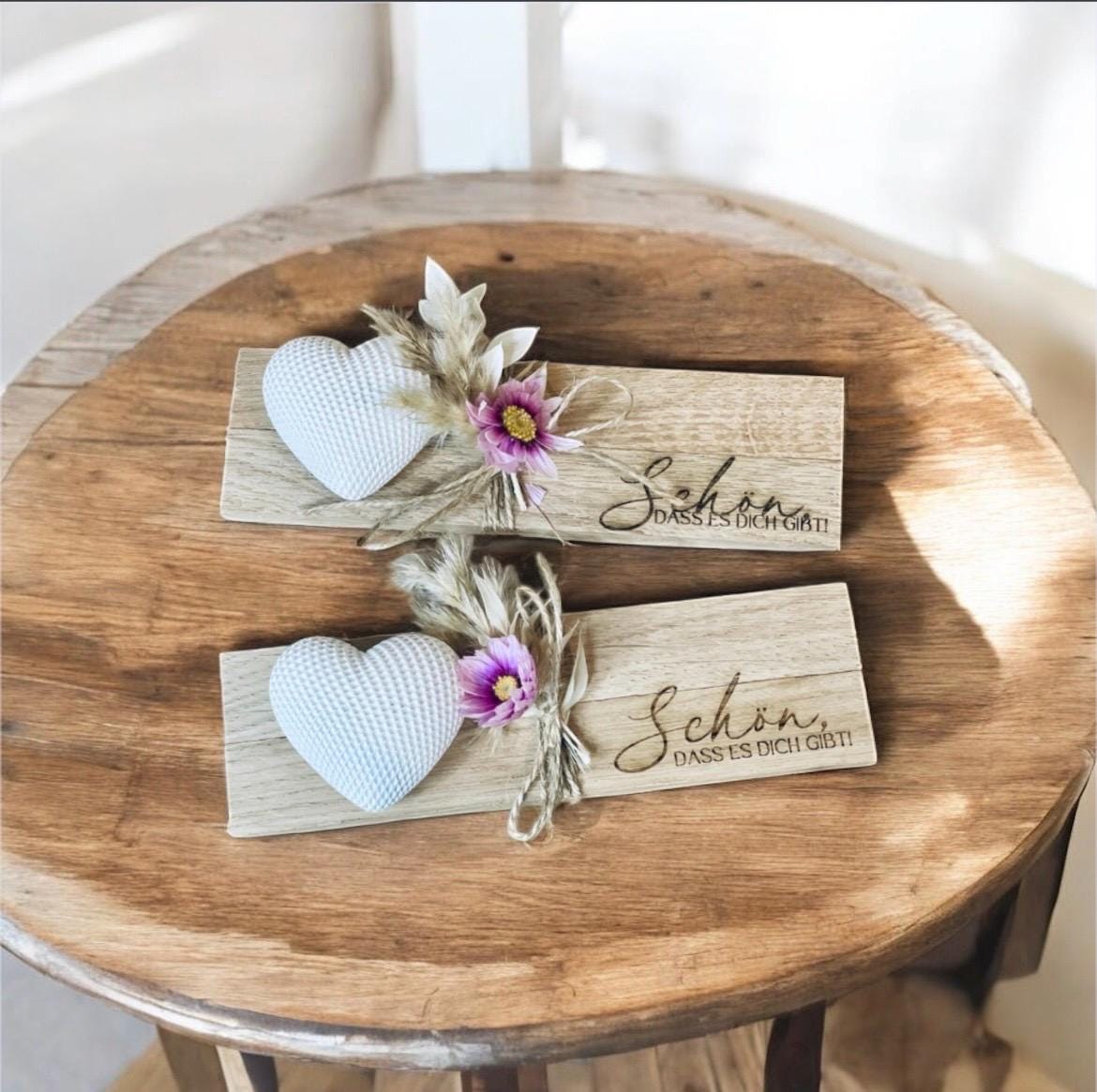 Geschenk set Brettchen mit Gravur „schön dass es dich gibt“ , weißem gemustertem Herz und bunten Trockenblumen Mitbringsel Glückswerk