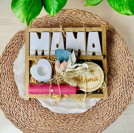 Geschenkset „Mama“ mit Kerze, Buchstaben, Plakette aus Holz, Kerzenständer und Trockenblumen Geschenkset Das Glückswerk