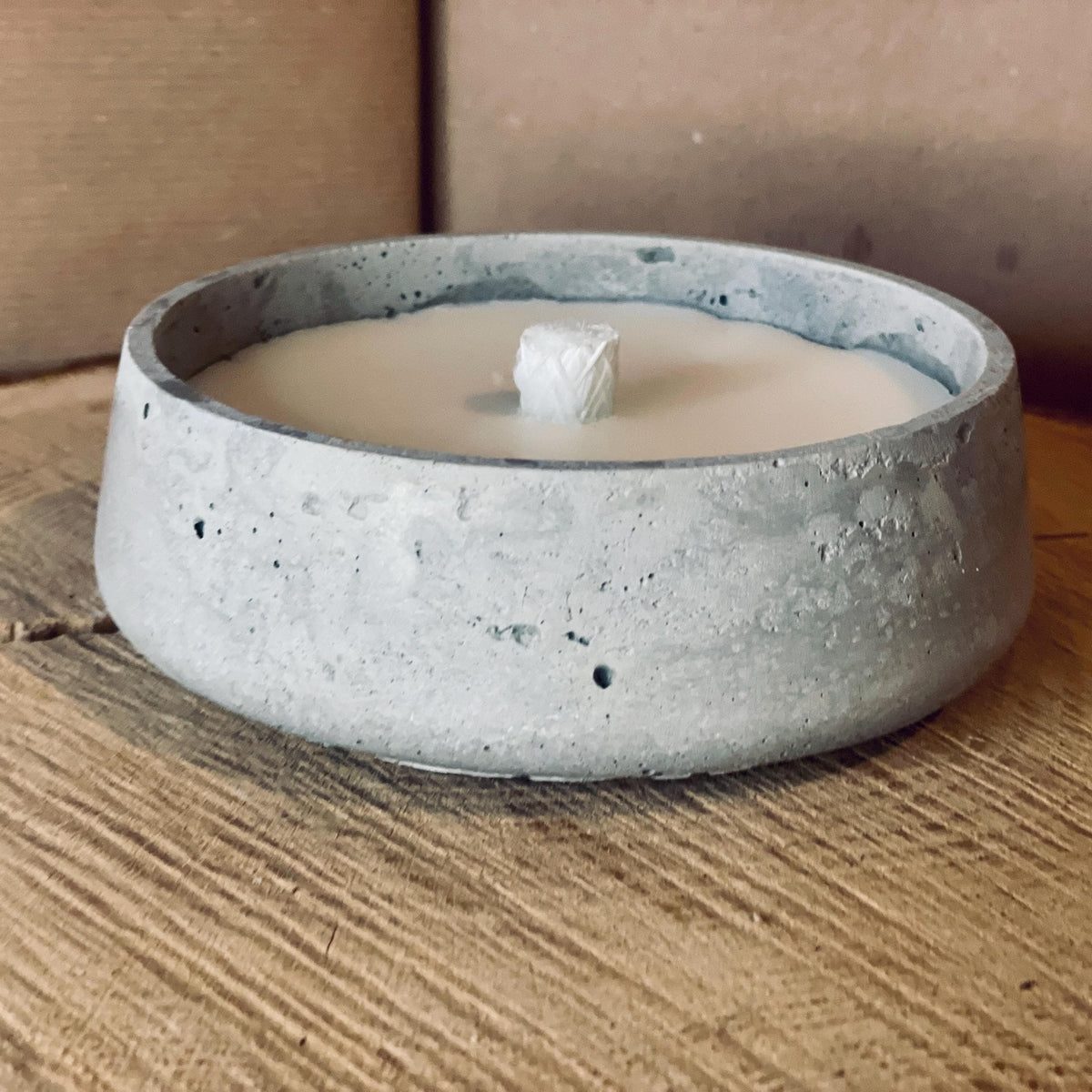 Rustikale Betonkerze – Perfekt zum Verschenken & für den Outdoor-Bereich | Wachsfresser Kerze, 13 cm breit Betonkerze Das Glückswerk