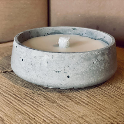 Rustikale Betonkerze – Perfekt zum Verschenken & für den Outdoor-Bereich | Wachsfresser Kerze, 13 cm breit Betonkerze Das Glückswerk