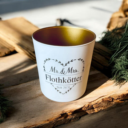 Hochzeitsgeschenk
    Hochzeitsdeko
    Kerzenglas Weiß Gold
    Graviertes Kerzenglas
    Mr & Mrs Geschenk
    Hochzeitsgeschenk personalisiert
    Brautpaar Geschenk
    Hochzeitsdekoration
    Romantisches Geschenk
    Hochzeitstag Geschenk
    Personalisiertes Hochzeitsgeschenk
    Hochzeitsaccessoire
    Geschenk für Ehepaar 
    Kerzenglas
    Weiß Gold
    Gravur
    Mr & Mrs
    Hochzeitsgeschenk