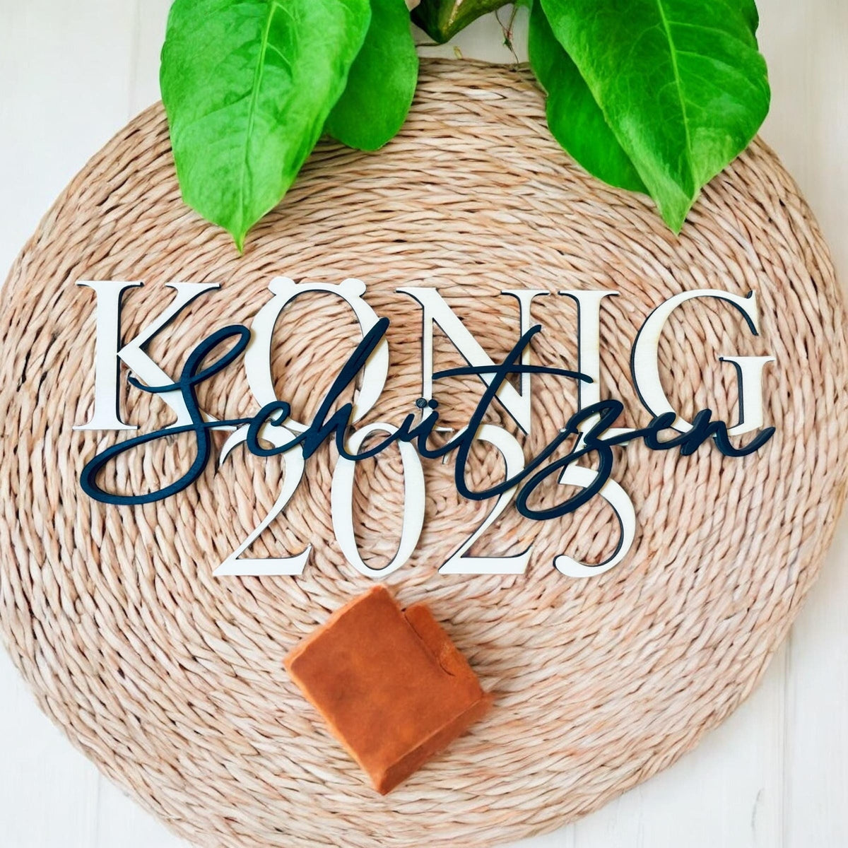 Schützen König 2025 Schild aus Holz –Schwarz lackiert mit Natur-Schriftzug Perfektes Geschenk für den Schützenkönig & Königstisch 28 cm lang Namensschild Das Glückswerk