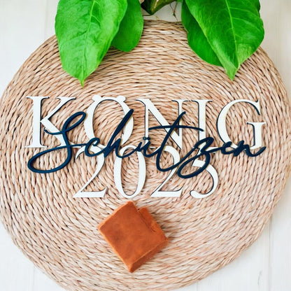Schützen König 2025 Schild aus Holz –Schwarz lackiert mit Natur-Schriftzug Perfektes Geschenk für den Schützenkönig & Königstisch 28 cm lang Namensschild Das Glückswerk