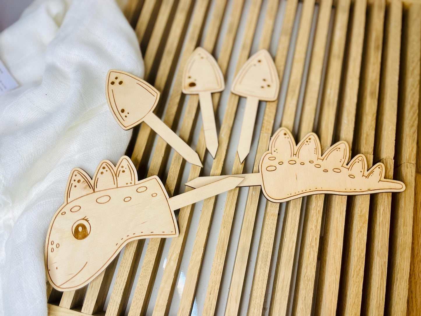 Cake Topper, Dinosaurier Cake Topper, Dino Cake Topper, Geburtstagsdekoration, Kindergeburtstag, Dinosaurier Party, Torten Dekoration, Cake Topper für Kinder, Dino Party, Größe und Name beachten
Dekorationsartikel – kein Spielzeug
Vor dem Essen entfernen