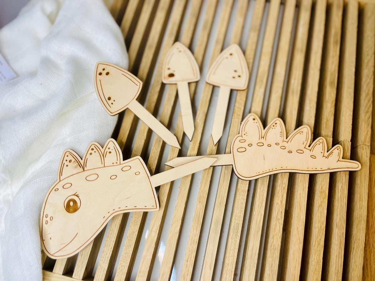Cake Topper, Dinosaurier Cake Topper, Dino Cake Topper, Geburtstagsdekoration, Kindergeburtstag, Dinosaurier Party, Torten Dekoration, Cake Topper für Kinder, Dino Party, Größe und Name beachten
Dekorationsartikel – kein Spielzeug
Vor dem Essen entfernen