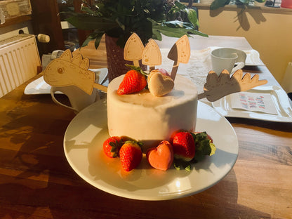 Dino Cake Topper Holz, 5-teiliges Kuchendeko Set, T-Rex Motiv für Kindergeburtstag, DasGlueckswerk, Geburtstag, Cake Toppers, Holz