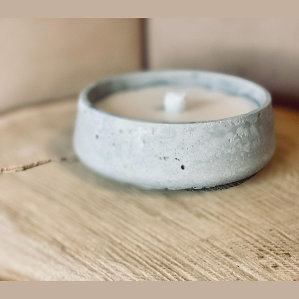 Rustikale Betonkerze – Perfekt zum Verschenken & für den Outdoor-Bereich | Wachsfresser Kerze, 13 cm breit Betonkerze Das Glückswerk