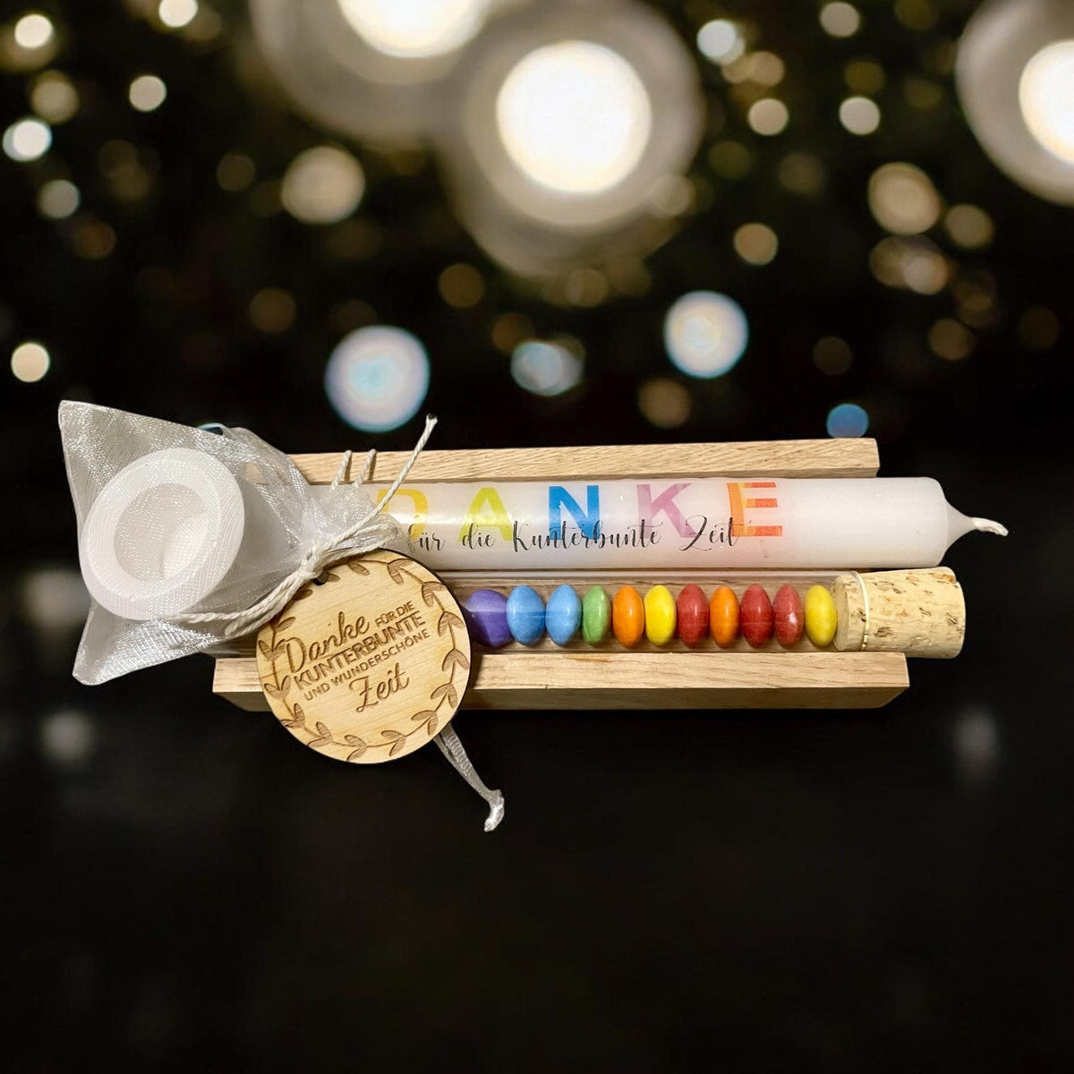 Geschenkset mit Kerze und Reagenzglas, beschriftet mit „Danke für die kunterbunte Zeit“, liebevoll als Abschiedsgeschenk dekoriert.