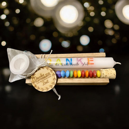 Geschenkset mit Kerze und Reagenzglas, beschriftet mit „Danke für die kunterbunte Zeit“, liebevoll als Abschiedsgeschenk dekoriert.