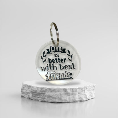 Schlüsselanhänger aus klarem Acryl mit Aufdruck „Life is better with best friends“ Schlüsselanhänger Das Glückswerk